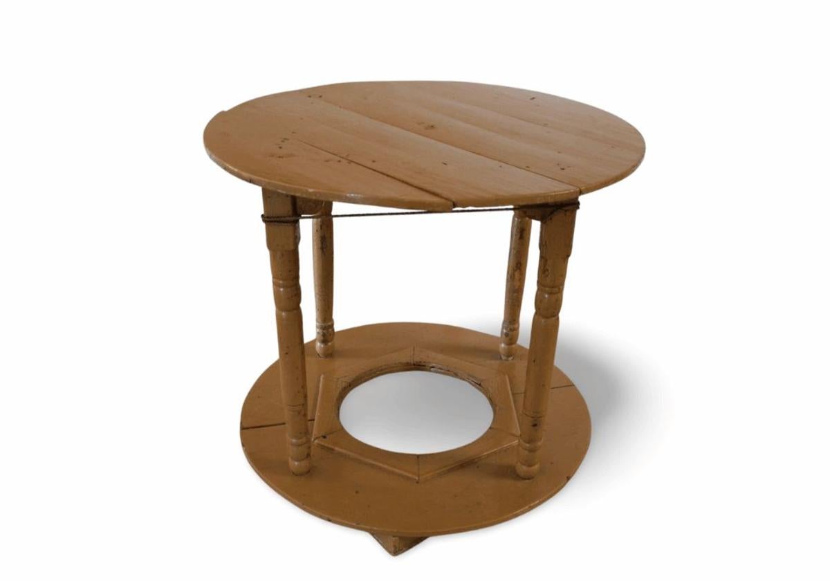 Mesa donada por María Teresa Plaza Núñez en 2024.