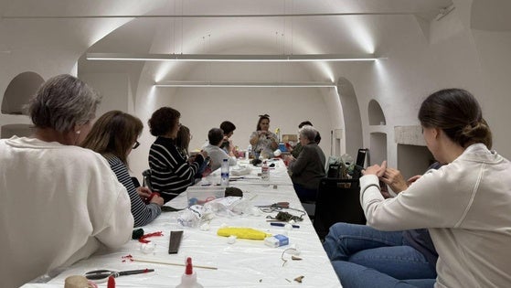 Un taller enseña a crear decoración navideña ante la llegada inminente de esas fiestas