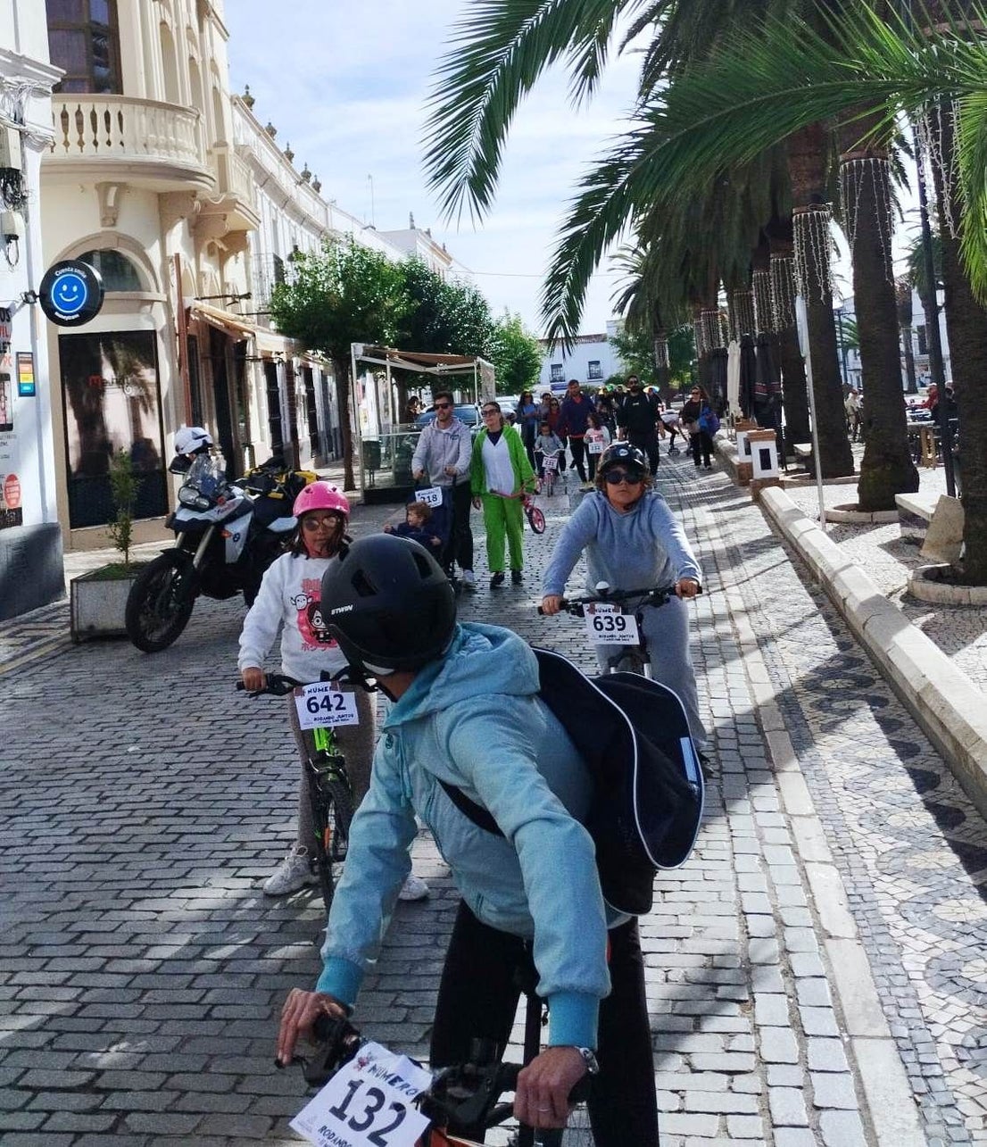 Las familias participaron en la II Marcha 'Sobre Ruedas' del AMPA Sagrado Corazón