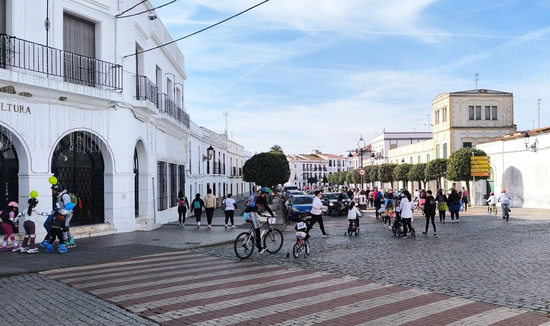 Las familias participaron en la II Marcha 'Sobre Ruedas' del AMPA Sagrado Corazón