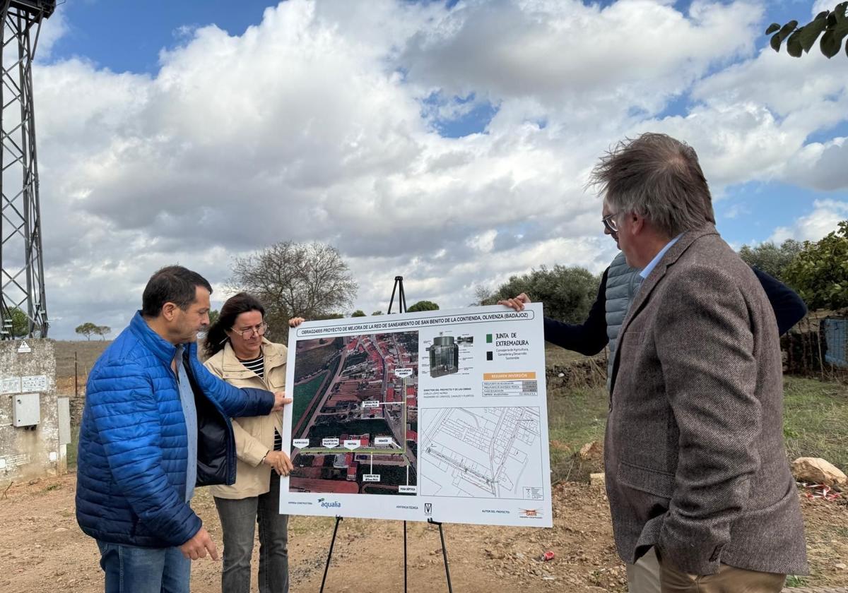 Víctor del Moral (a la derecha) en su visita a las obras.