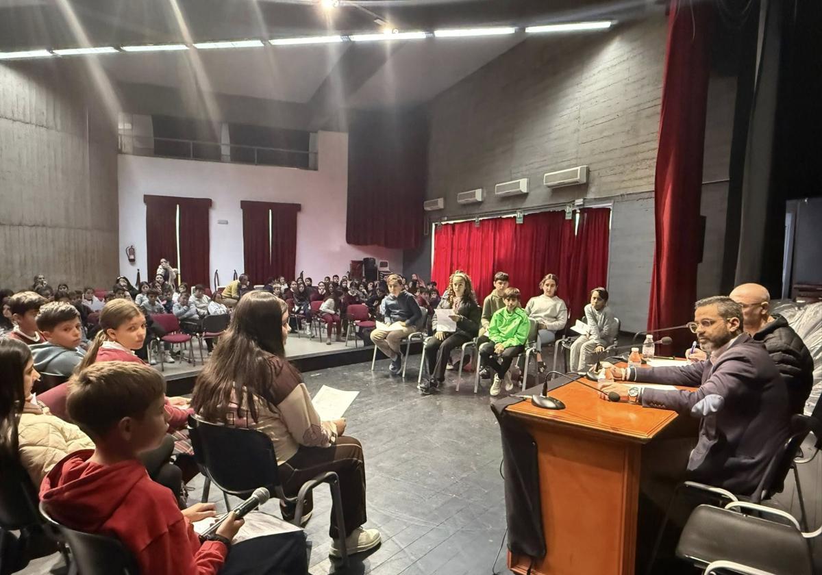 Los escolares hiceron sus preguntas al regidor.