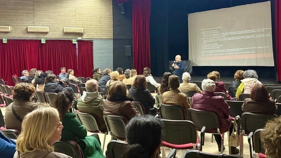 El psicólogo y profesor de la Uex José Serrano imparte un taller de inteligencia emocional