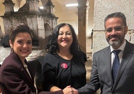 En la imagen Del Puerto, Chacón y González sellando el acuerdo con un apretón de manos.