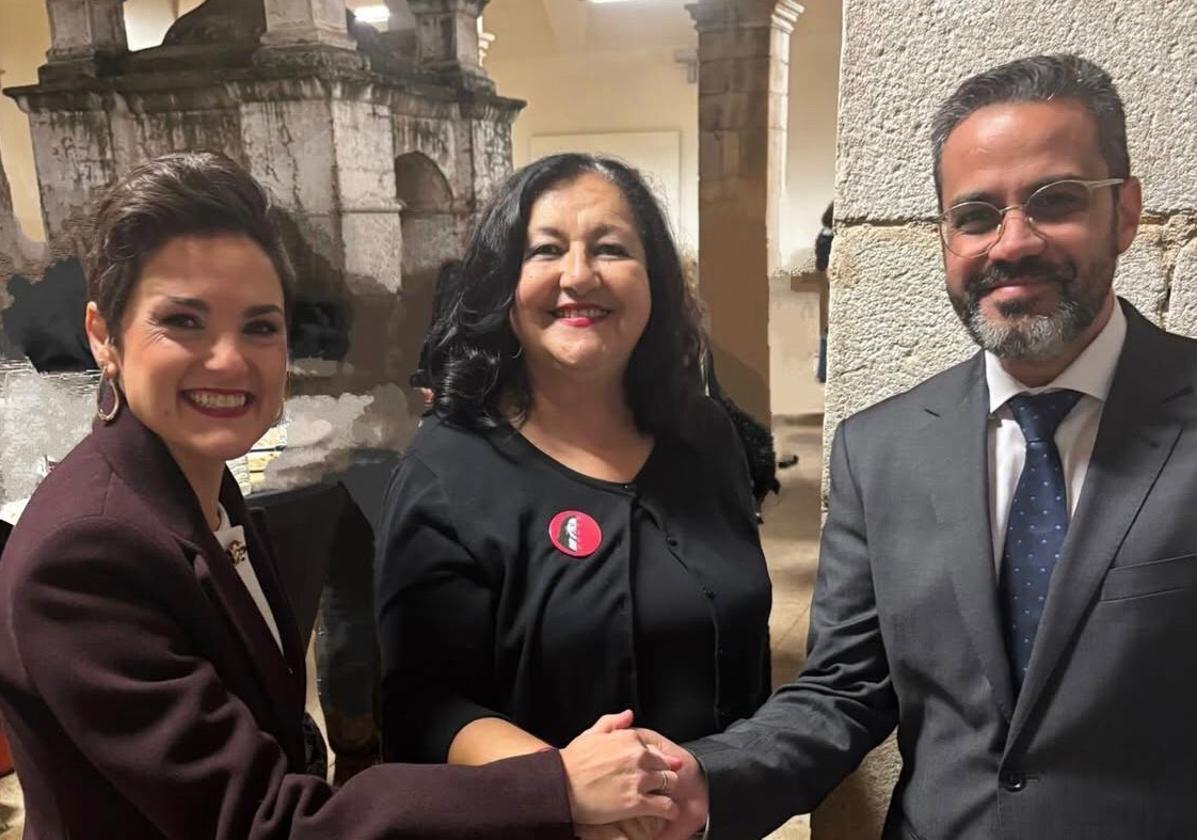 En la imagen Del Puerto, Chacón y González sellando el acuerdo con un apretón de manos.