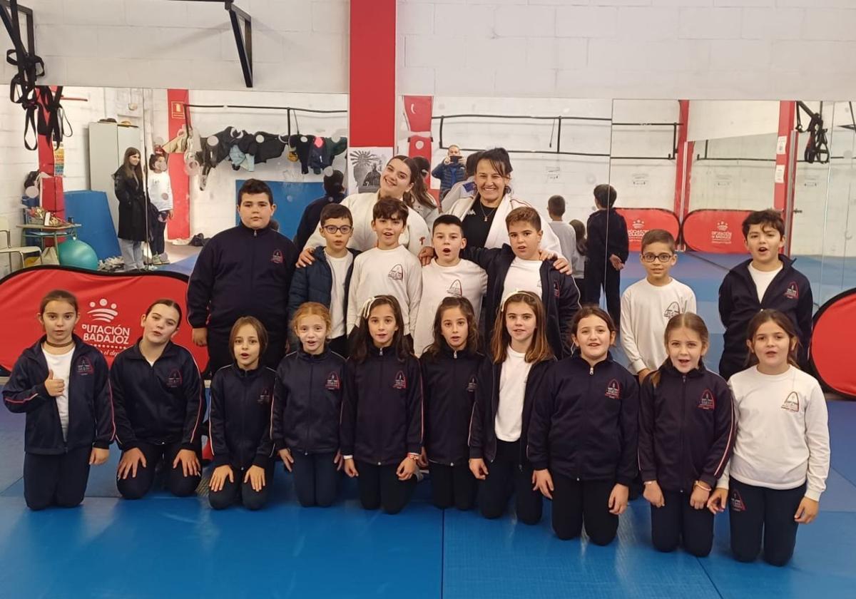 Montes posó con el grupo escolar.