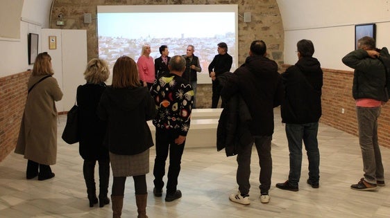 El autor y dos de las modelos inauguran la muestra del Meegs Dí-Capacidad y Sensualidad