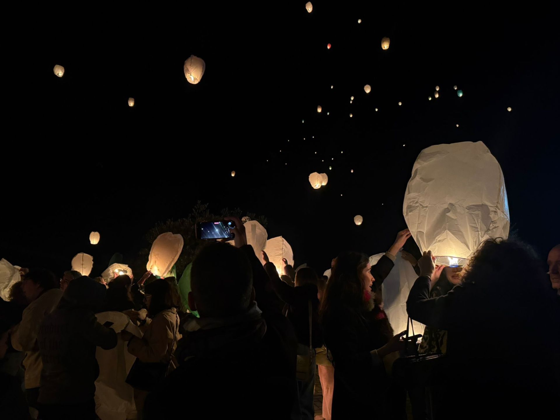 El cielo de Olivenza se llena de farolillos en su III Noche de los Deseos