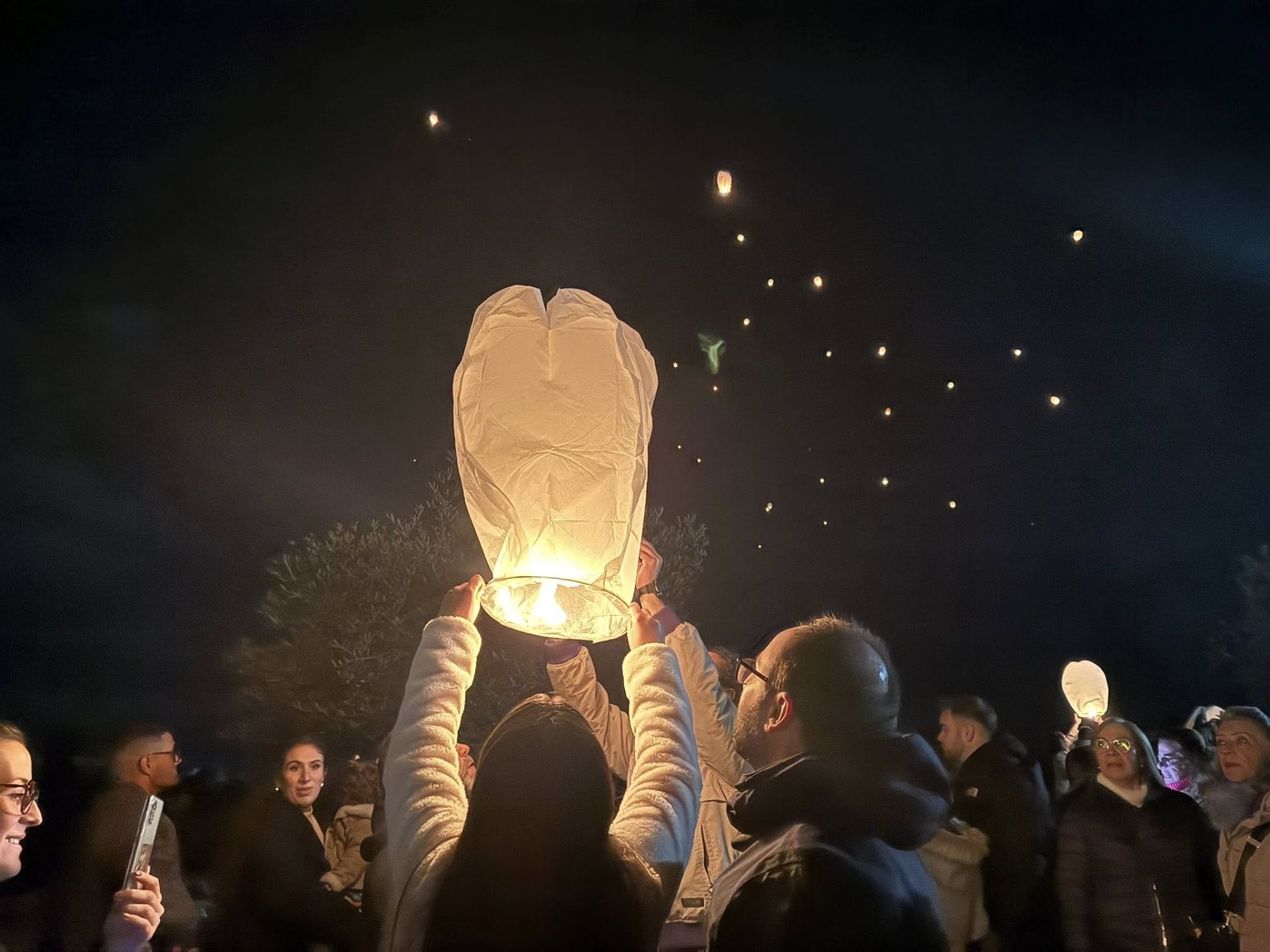 El cielo de Olivenza se llena de farolillos en su III Noche de los Deseos