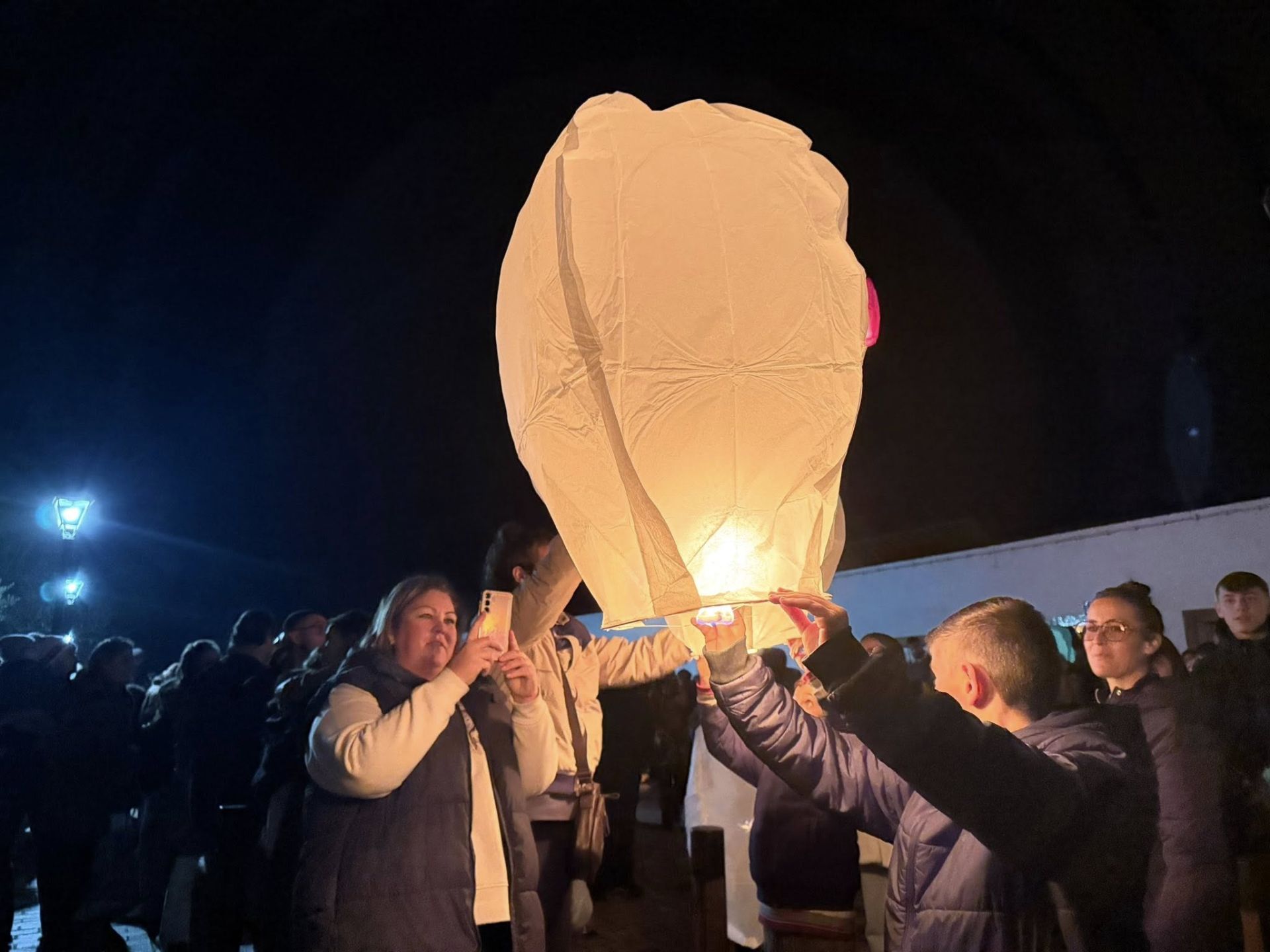 El cielo de Olivenza se llena de farolillos en su III Noche de los Deseos