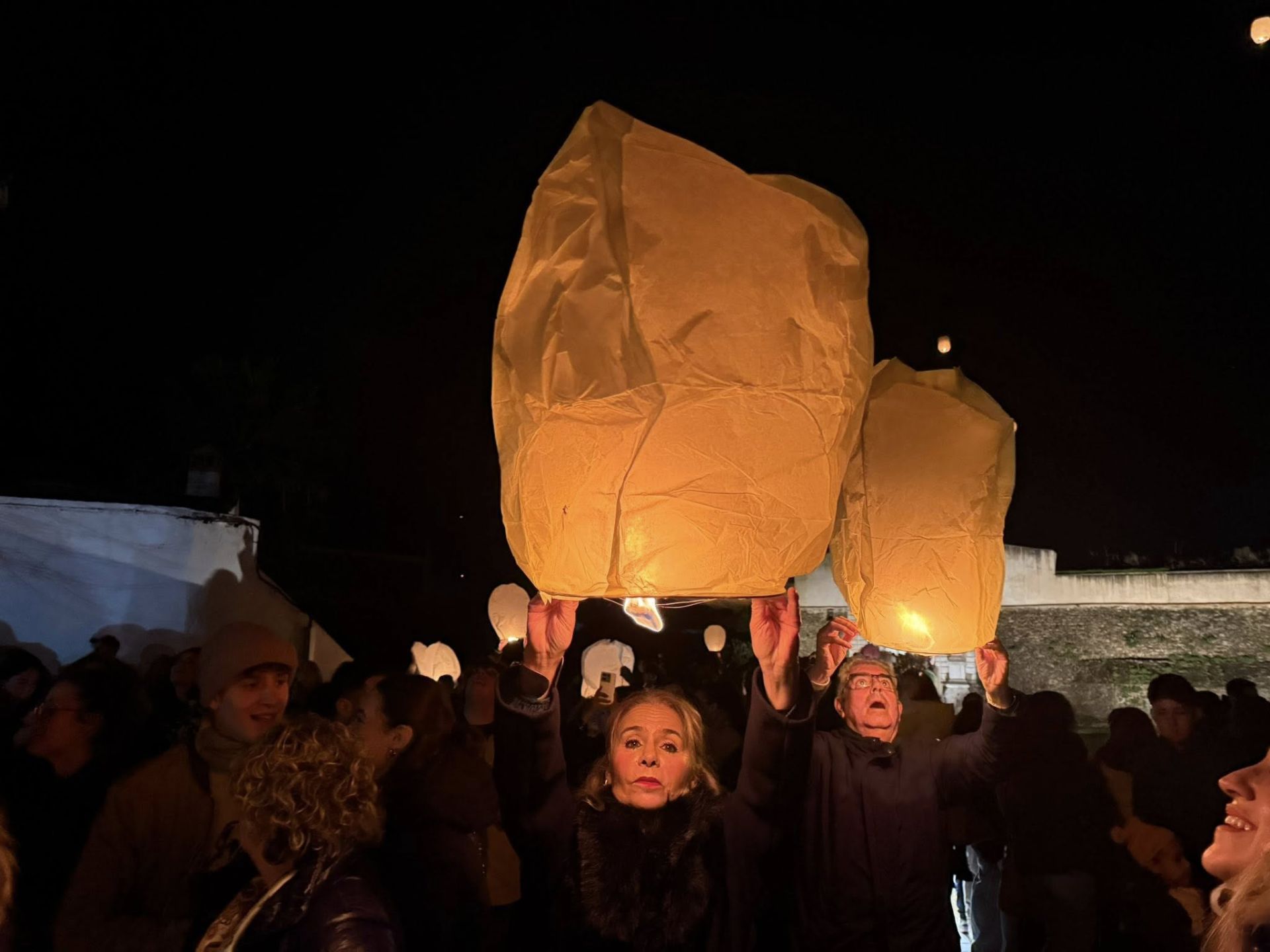El cielo de Olivenza se llena de farolillos en su III Noche de los Deseos