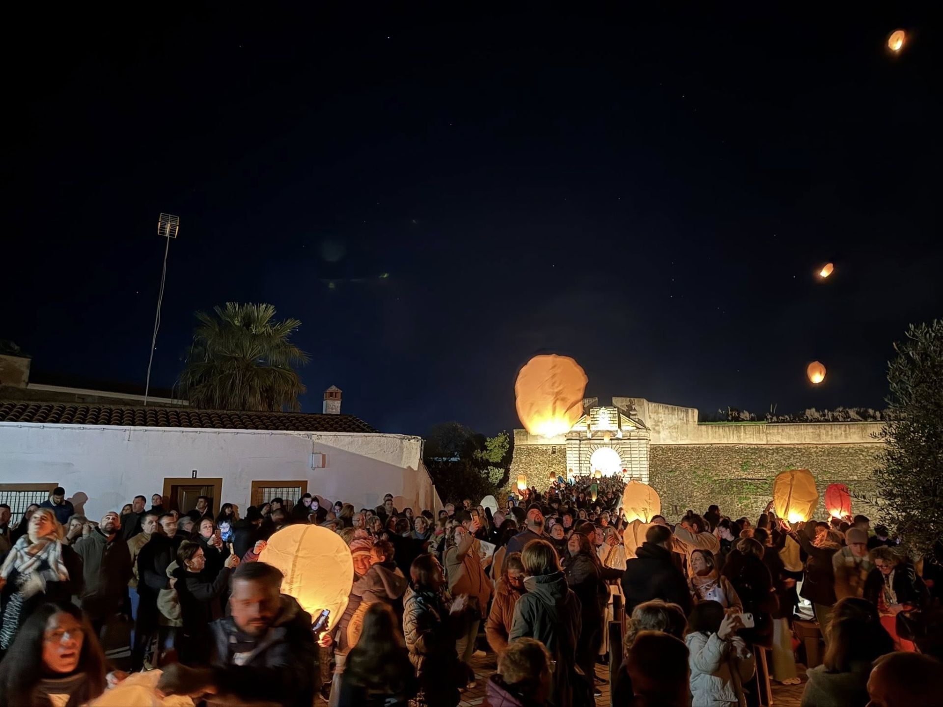 El cielo de Olivenza se llena de farolillos en su III Noche de los Deseos