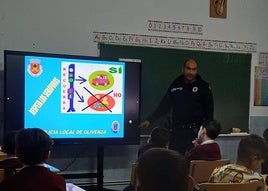 La charla se desarrolló en el interior del aula.