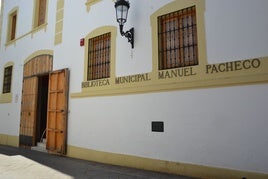 Fachada de la Biblioteca Municipal.