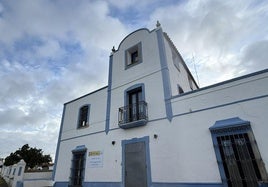 Fachada de la casa cortijo ya restaurada.