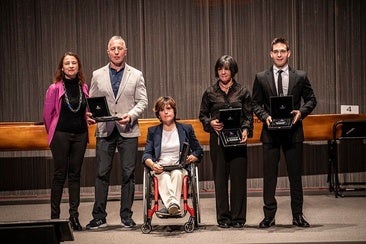 Inés Felipe (en el centro) tras recoger el premio.