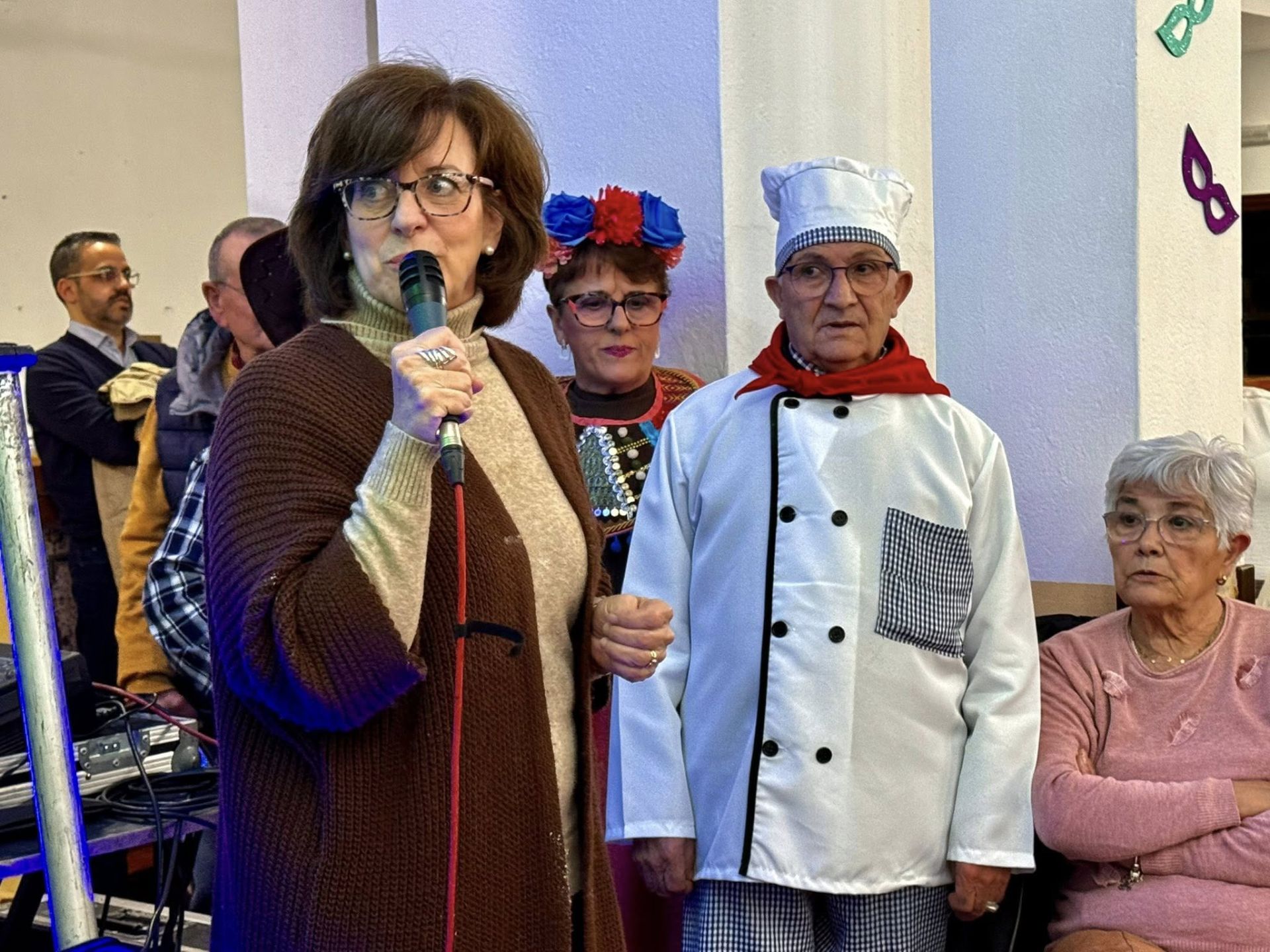 Los mayores vuelven a derrochar alegría y buen humor en su baile de disfraces