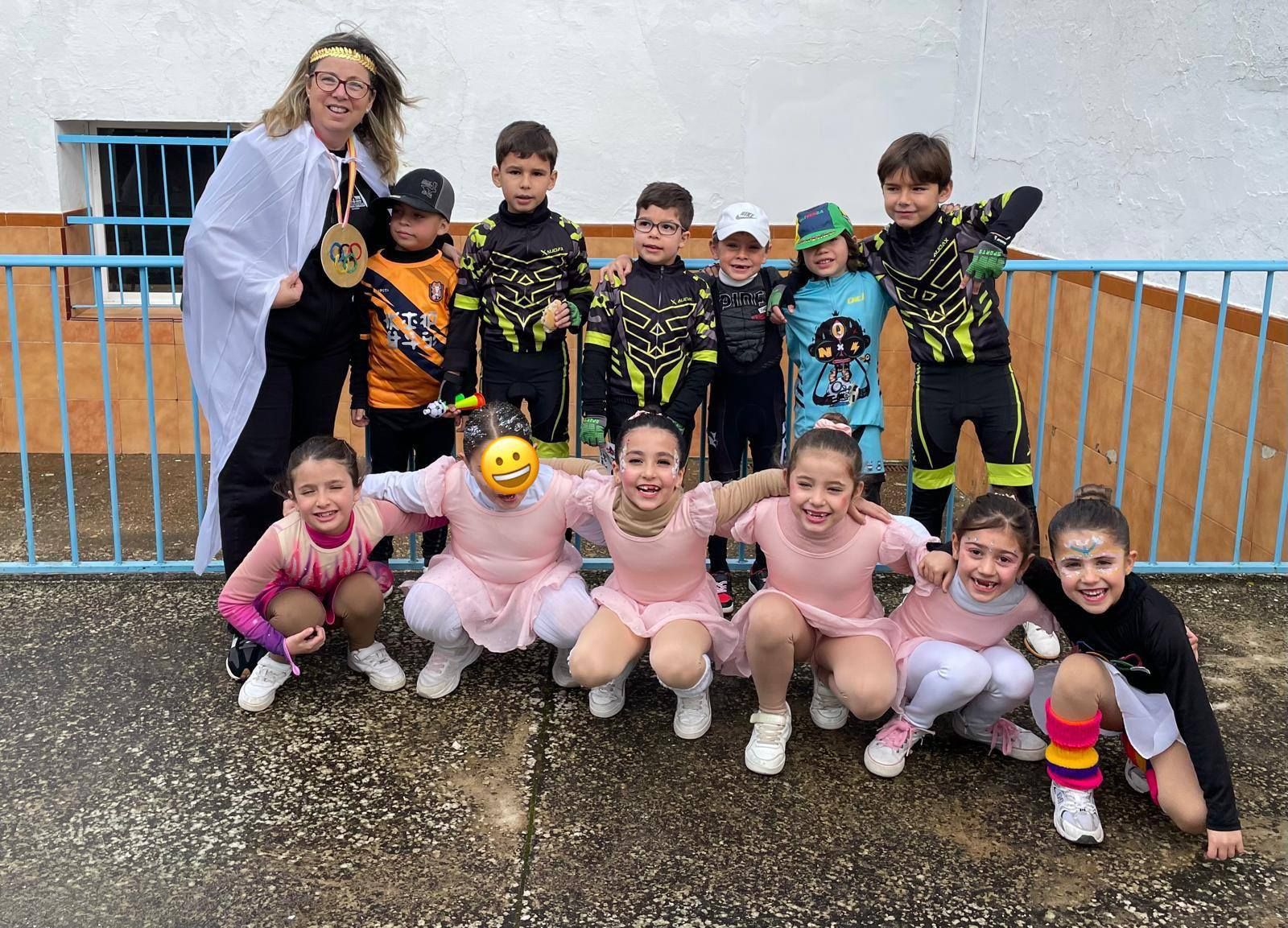 Los escolares llenaron de color y alegría las calles con sus desfiles de Carnaval
