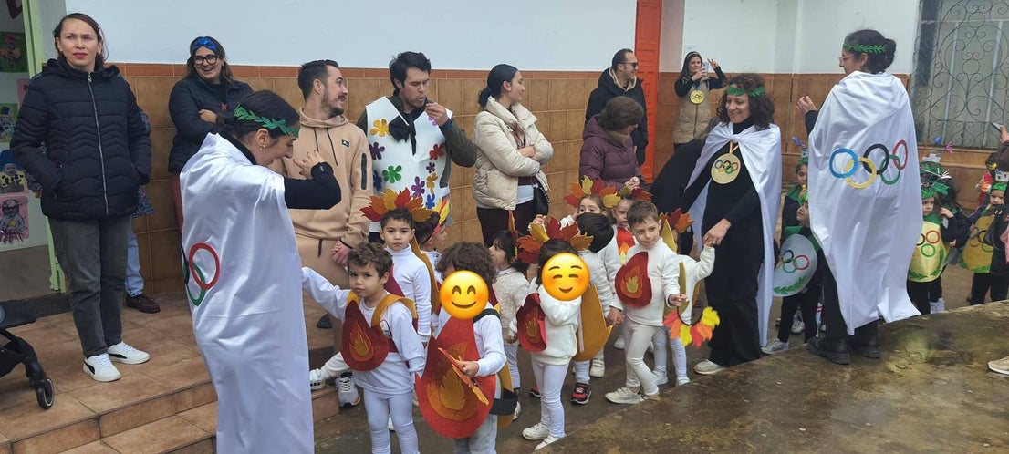 Los escolares llenaron de color y alegría las calles con sus desfiles de Carnaval