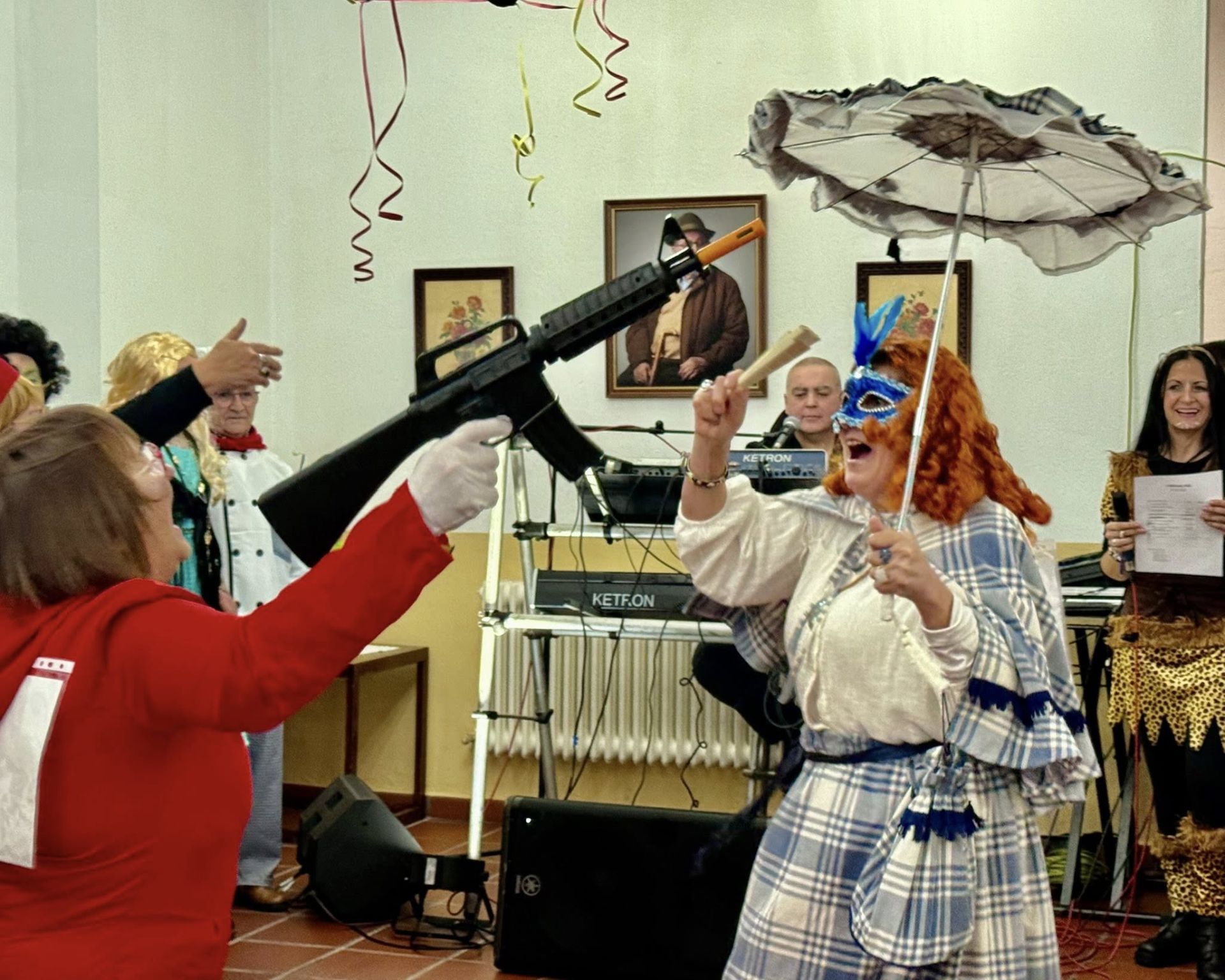 Los mayores vuelven a derrochar alegría y buen humor en su baile de disfraces