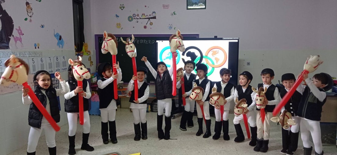 Los escolares llenaron de color y alegría las calles con sus desfiles de Carnaval