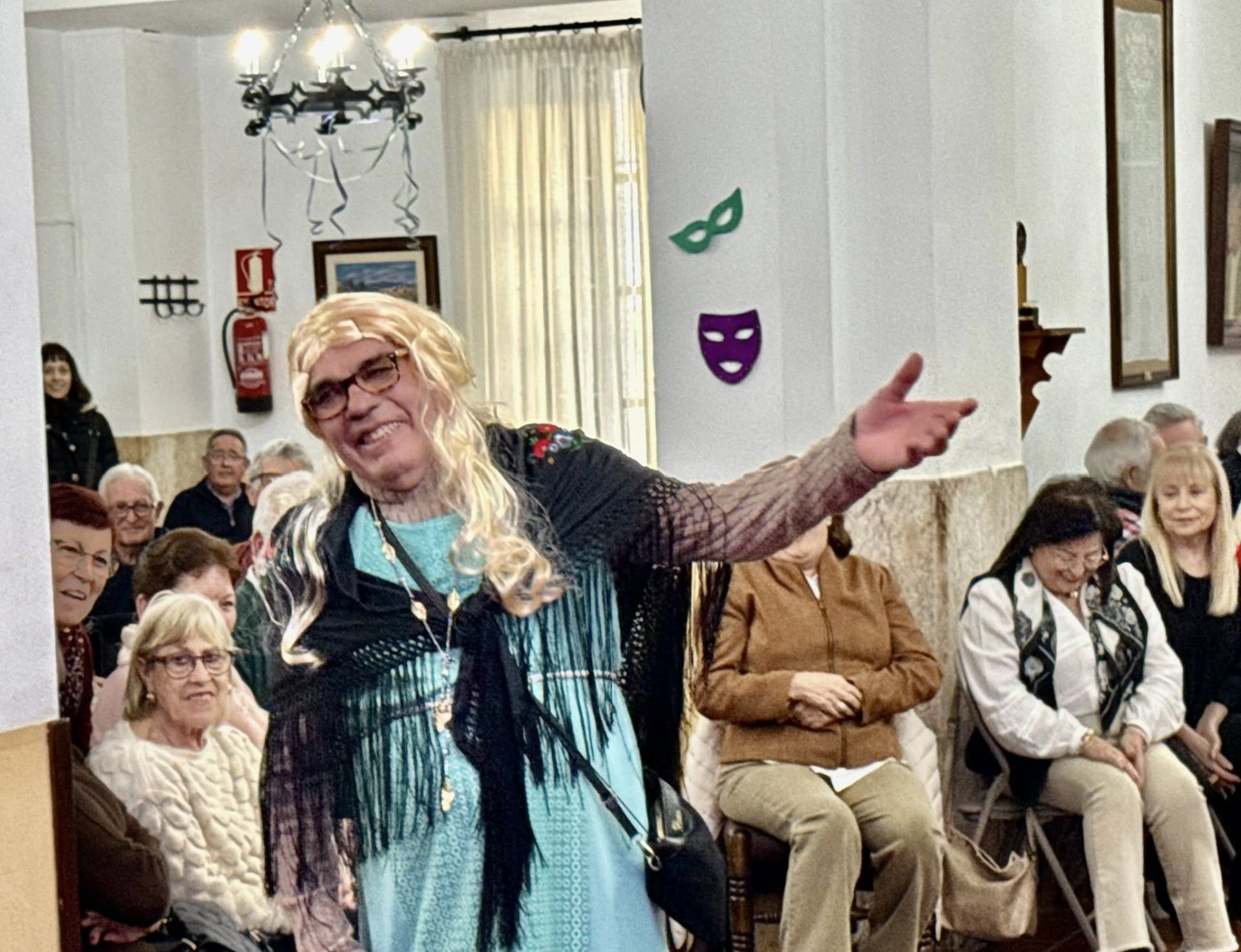 Los mayores vuelven a derrochar alegría y buen humor en su baile de disfraces