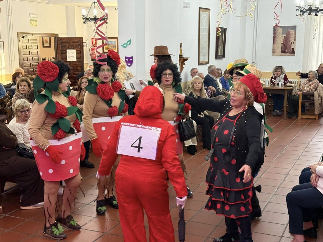 Los mayores vuelven a derrochar alegría y buen humor en su baile de disfraces