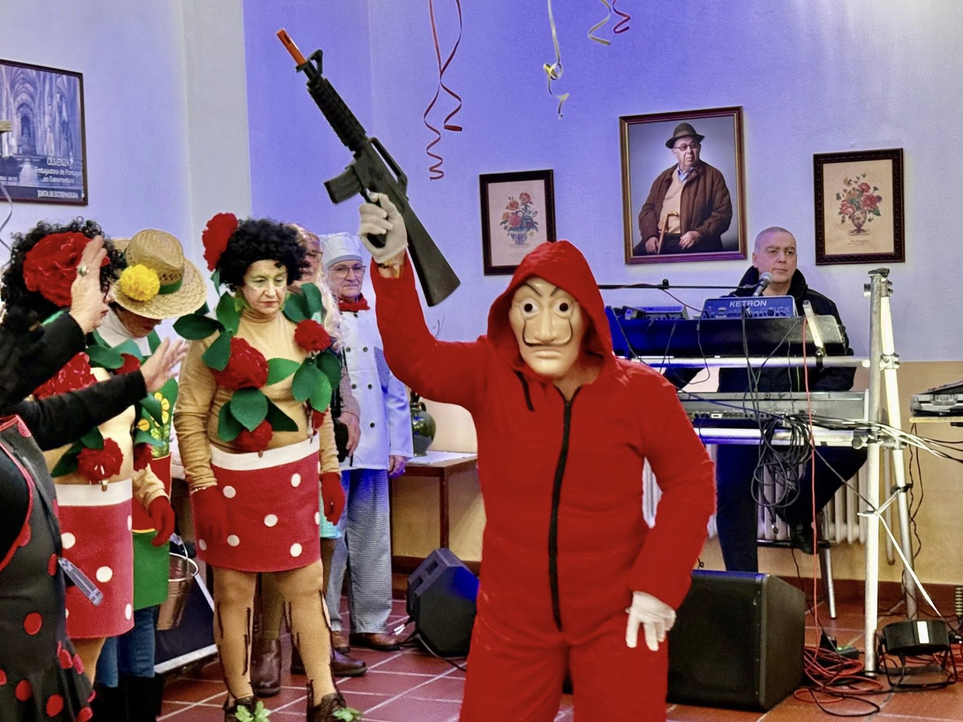 Los mayores vuelven a derrochar alegría y buen humor en su baile de disfraces