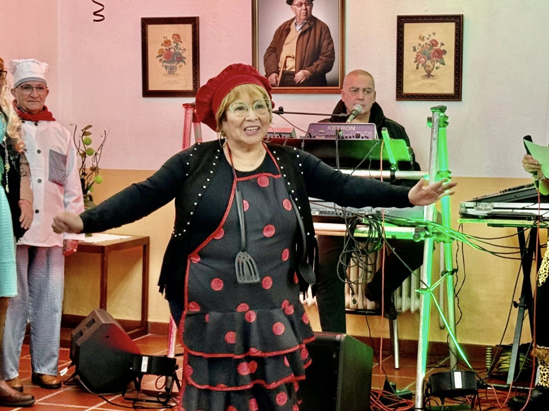 Los mayores vuelven a derrochar alegría y buen humor en su baile de disfraces