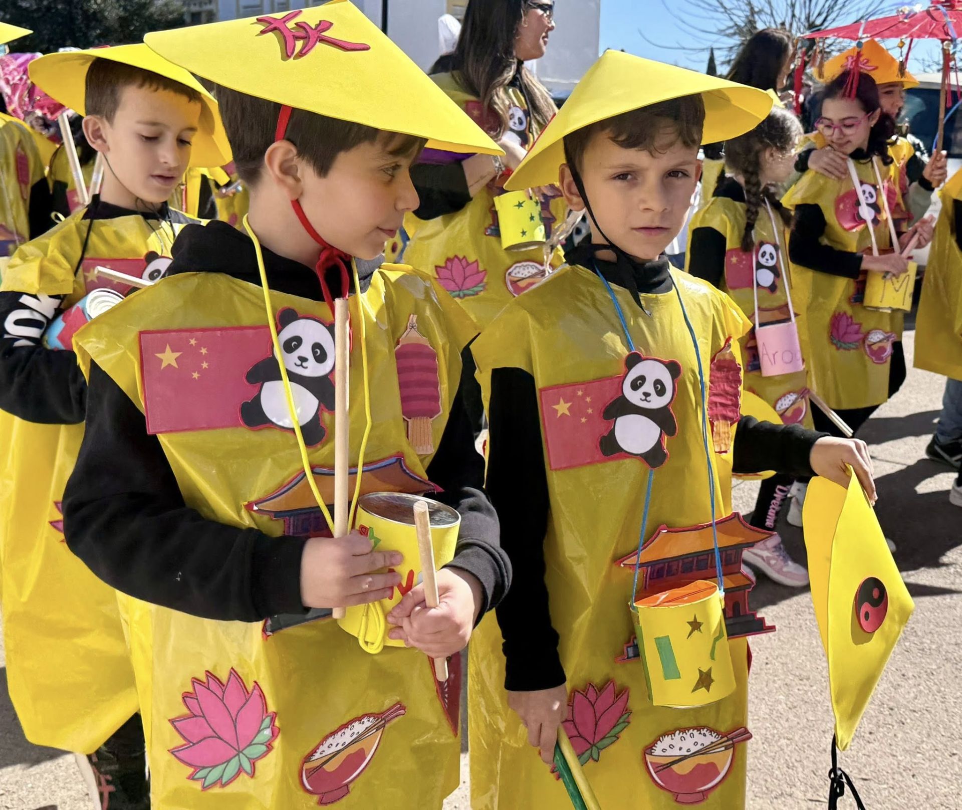 Los escolares llenaron de color y alegría las calles con sus desfiles de Carnaval