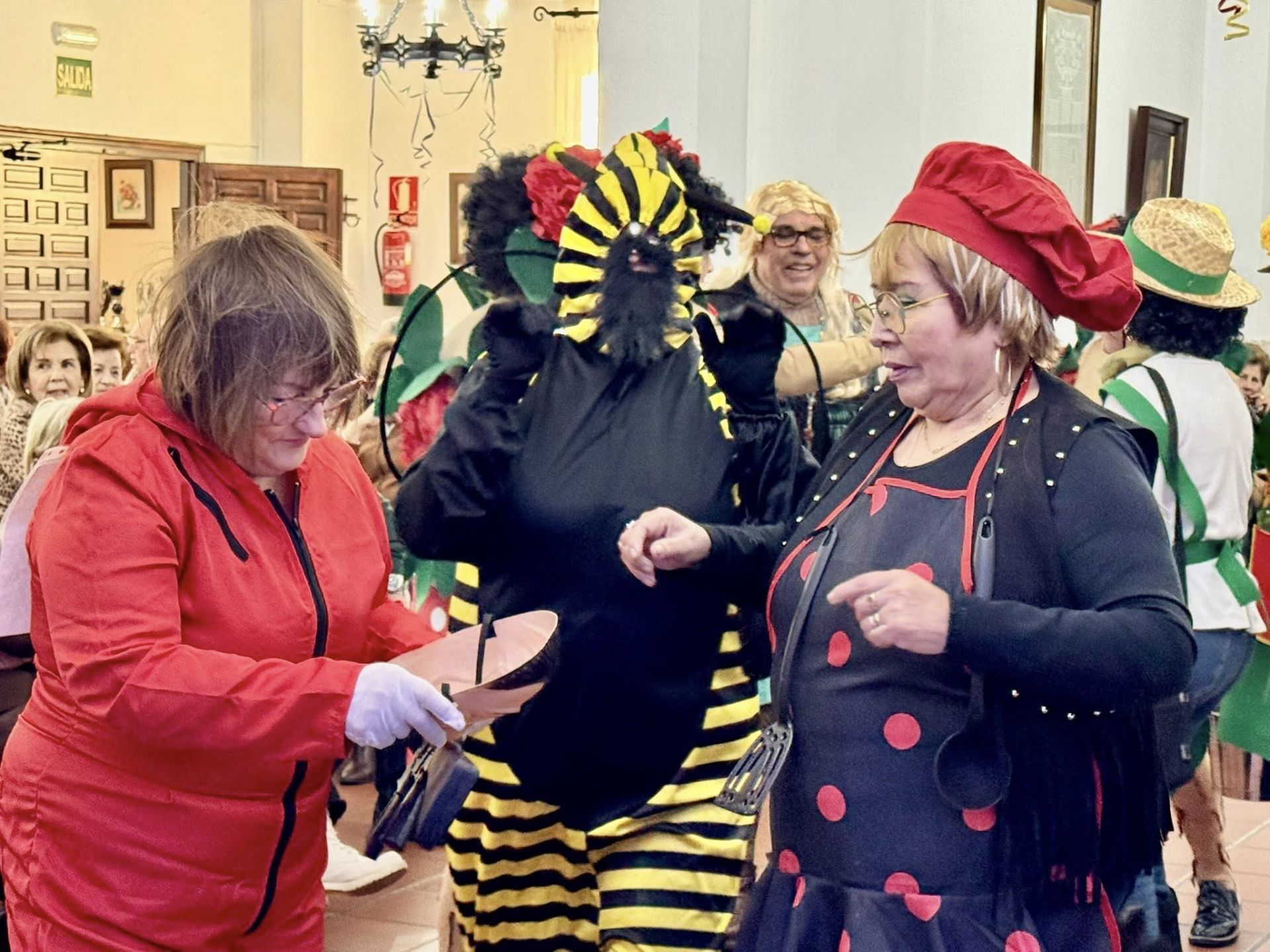 Los mayores vuelven a derrochar alegría y buen humor en su baile de disfraces
