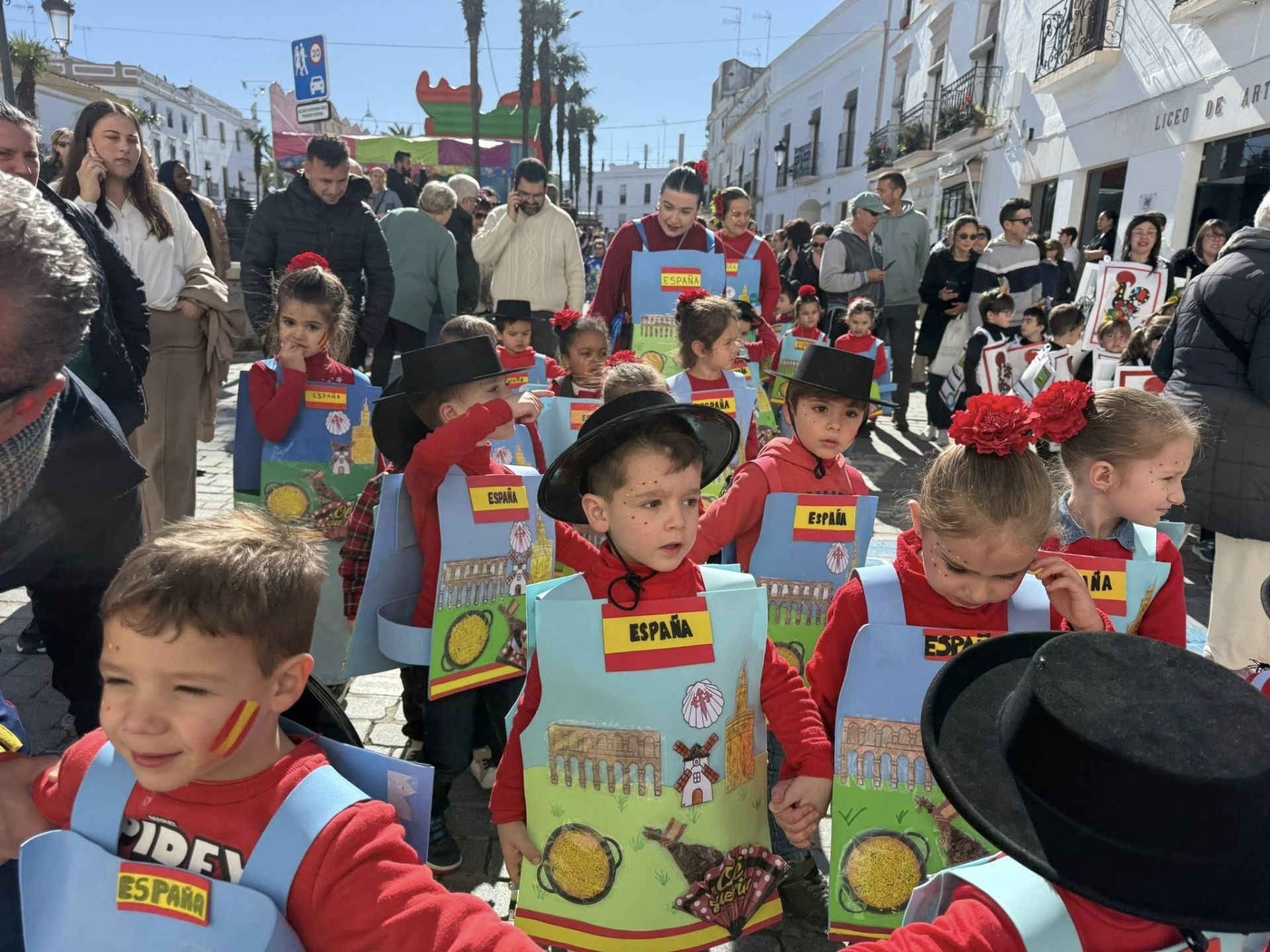 Los escolares llenaron de color y alegría las calles con sus desfiles de Carnaval
