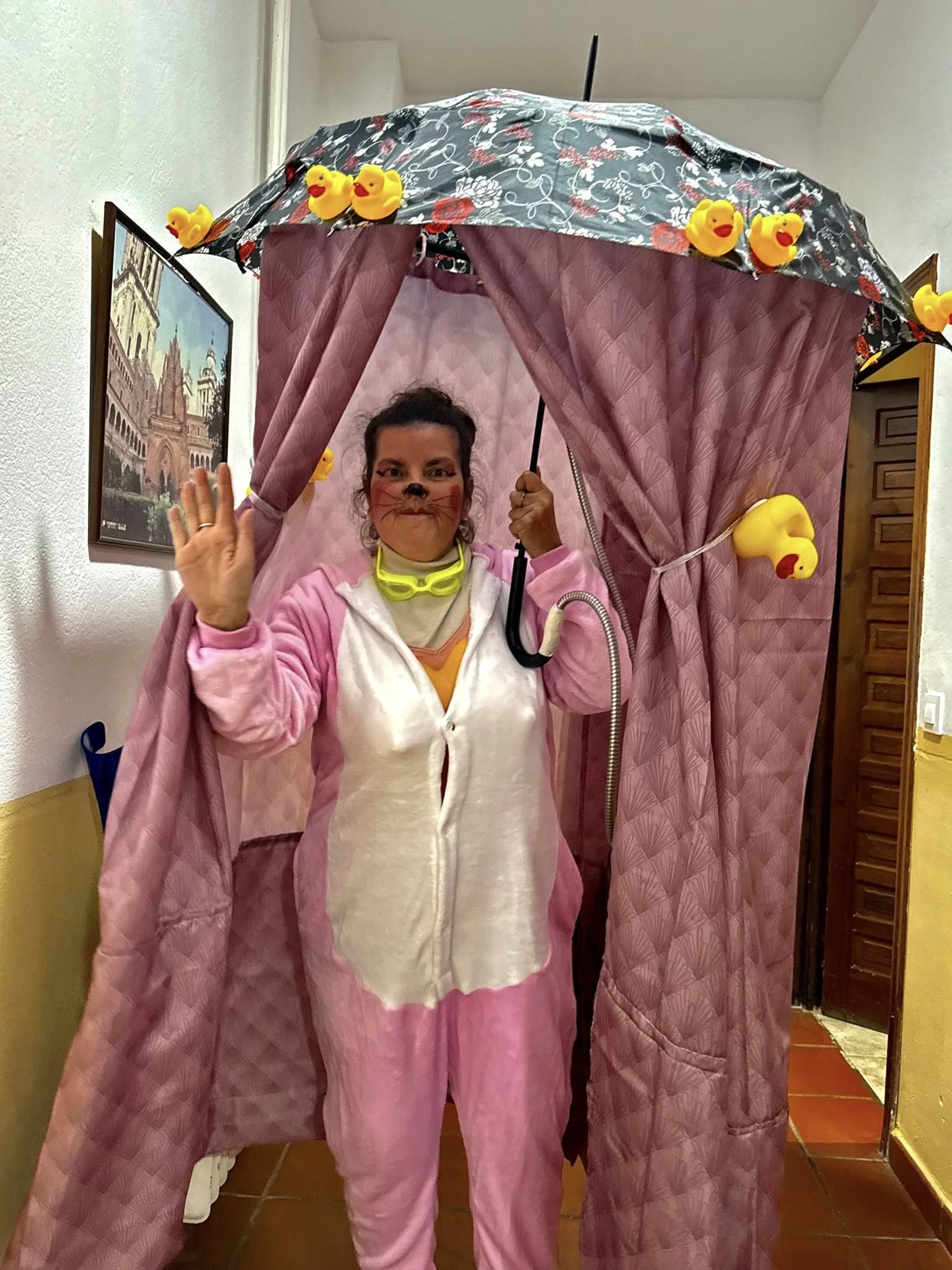 Los mayores vuelven a derrochar alegría y buen humor en su baile de disfraces