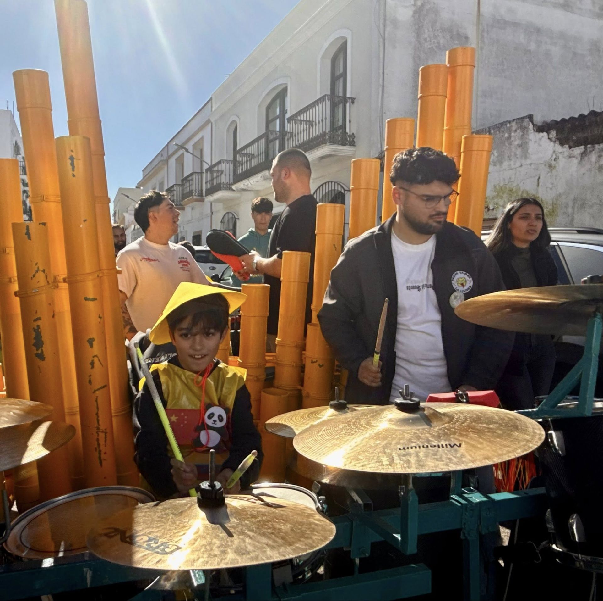 Los escolares llenaron de color y alegría las calles con sus desfiles de Carnaval