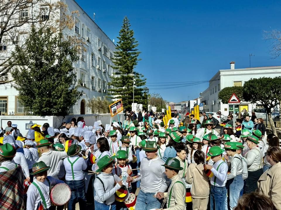 Los escolares llenaron de color y alegría las calles con sus desfiles de Carnaval