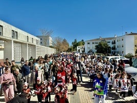 Los escolares llenaron de color y alegría las calles con sus desfiles de Carnaval