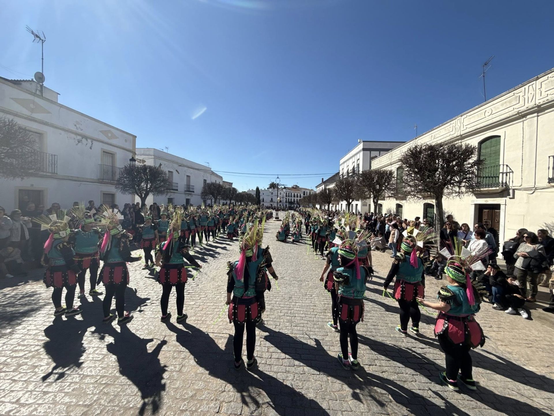 El gran desfile de comparsas llena de alegría y color las calles de Olivenza