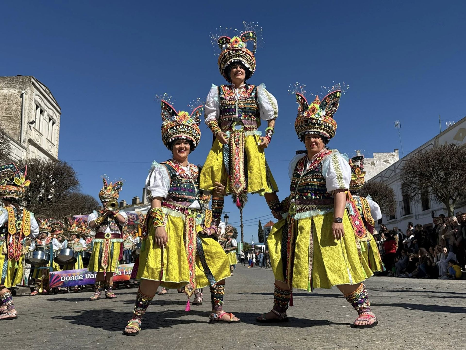 El gran desfile de comparsas llena de alegría y color las calles de Olivenza