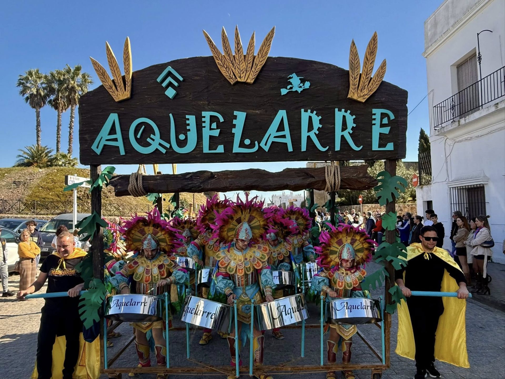 El gran desfile de comparsas llena de alegría y color las calles de Olivenza