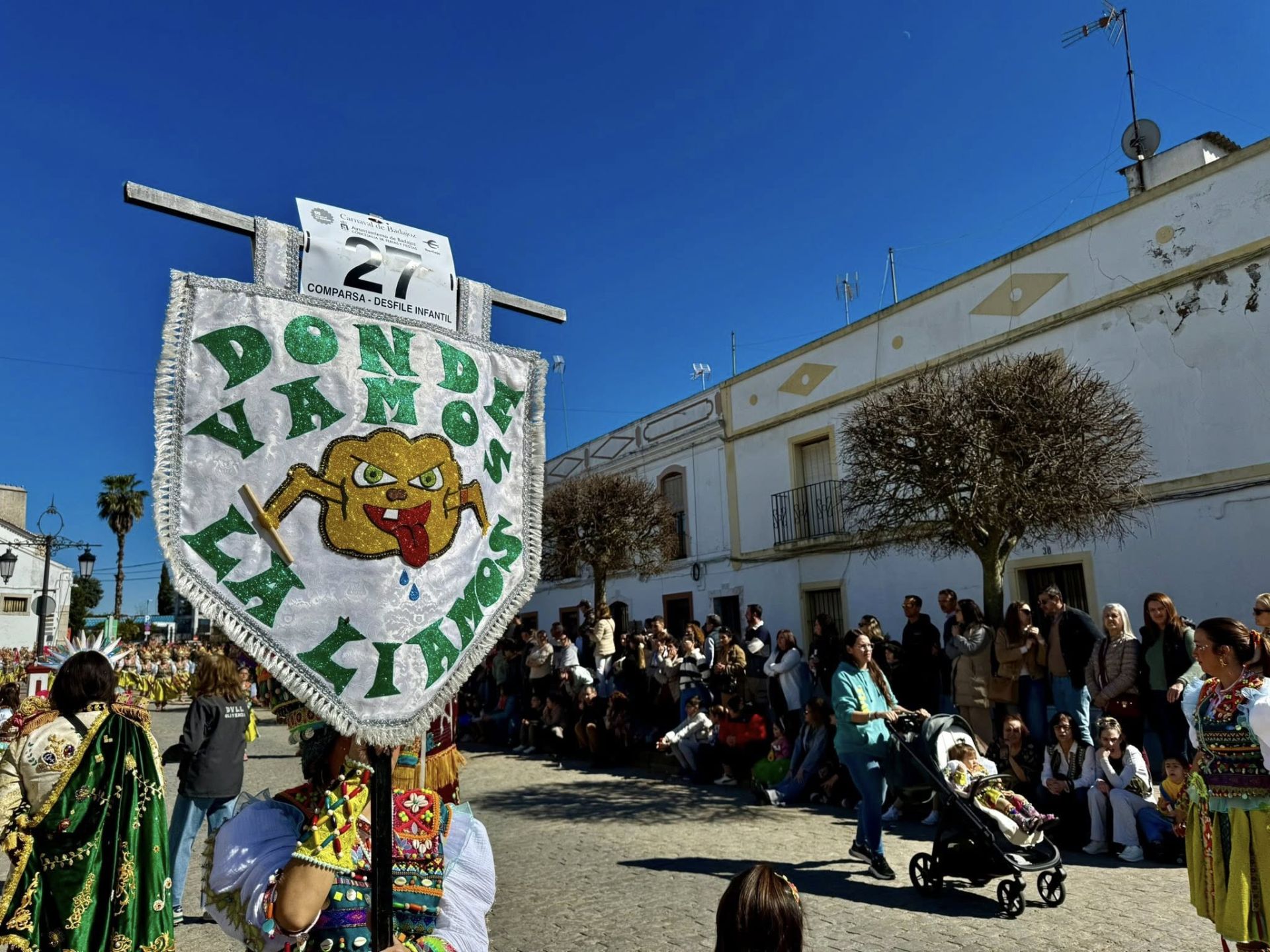 El gran desfile de comparsas llena de alegría y color las calles de Olivenza