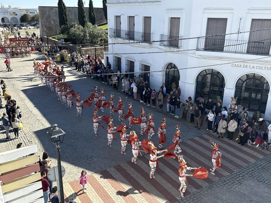 El gran desfile de comparsas llena de alegría y color las calles de Olivenza
