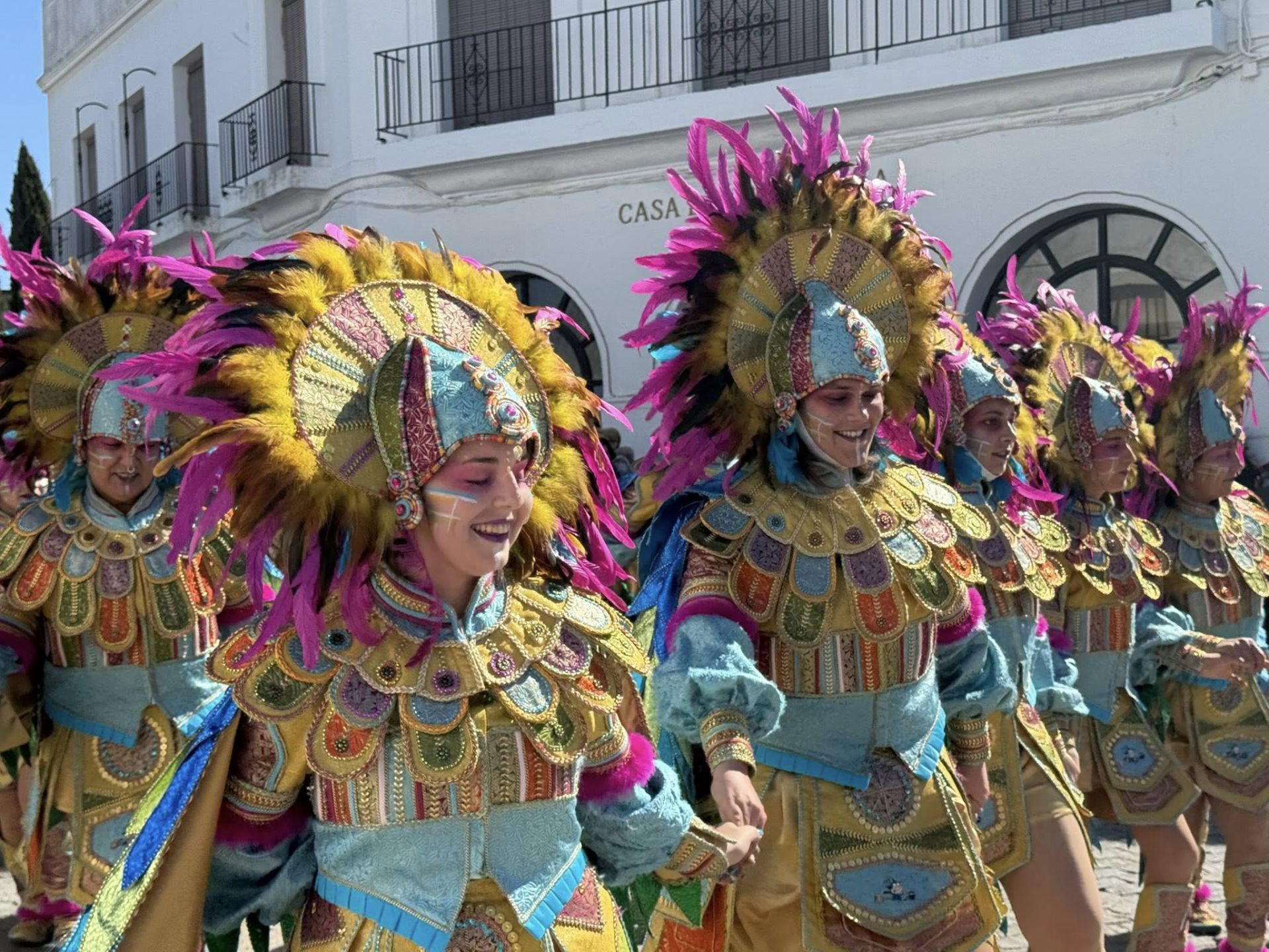 El gran desfile de comparsas llena de alegría y color las calles de Olivenza