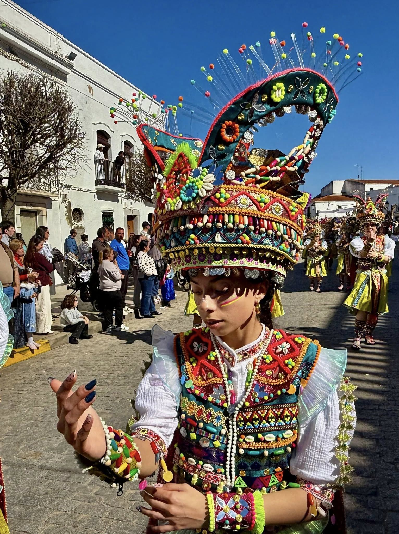 El gran desfile de comparsas llena de alegría y color las calles de Olivenza