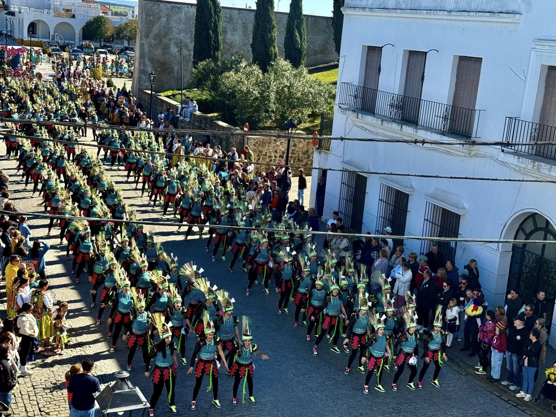 El gran desfile de comparsas llena de alegría y color las calles de Olivenza