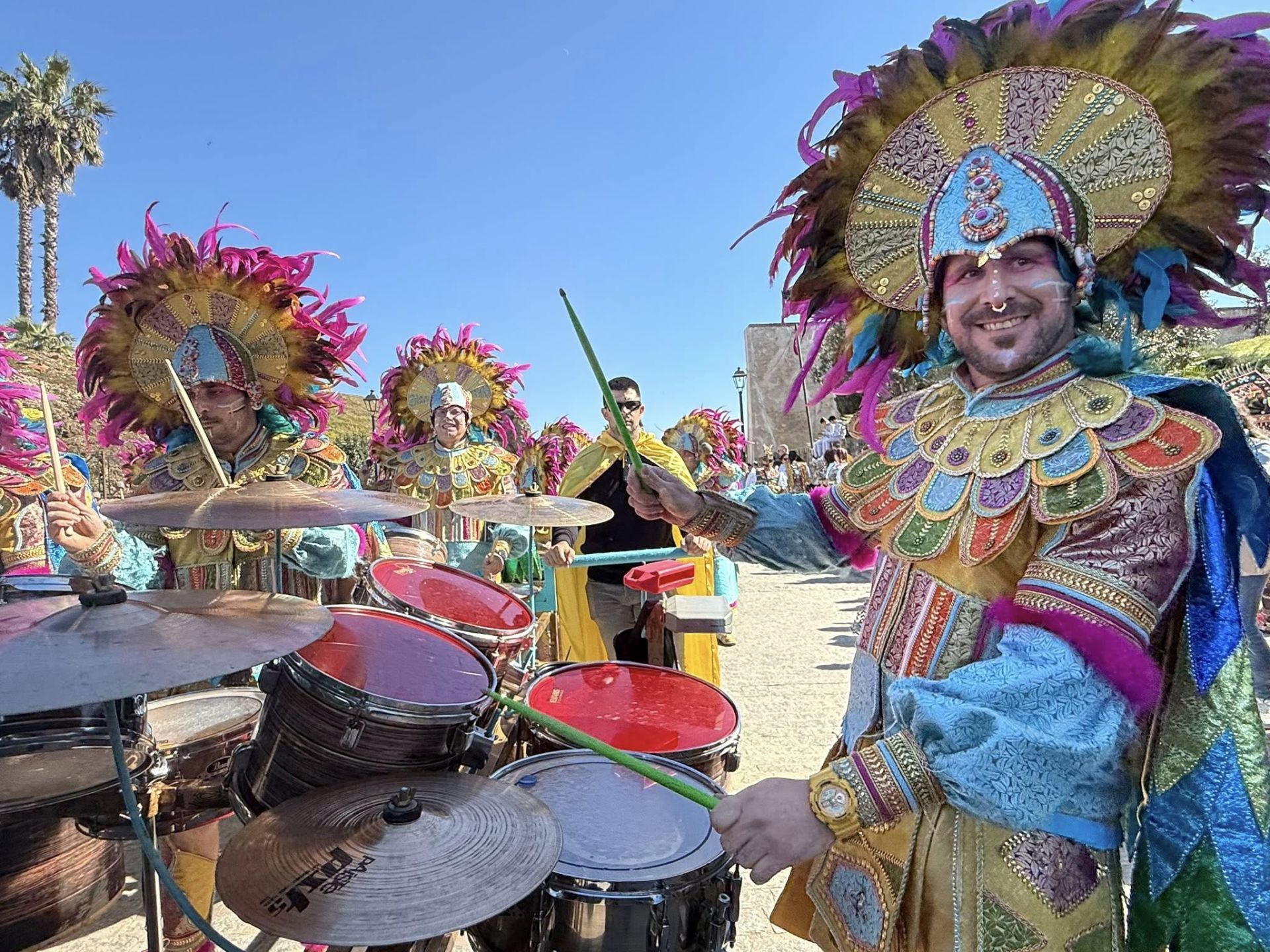 El gran desfile de comparsas llena de alegría y color las calles de Olivenza
