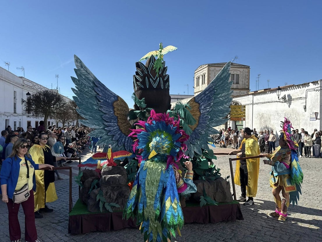El gran desfile de comparsas llena de alegría y color las calles de Olivenza