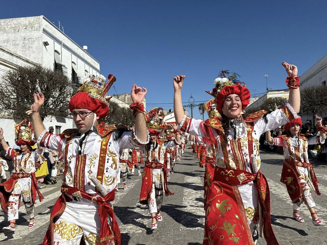 El gran desfile de comparsas llena de alegría y color las calles de Olivenza