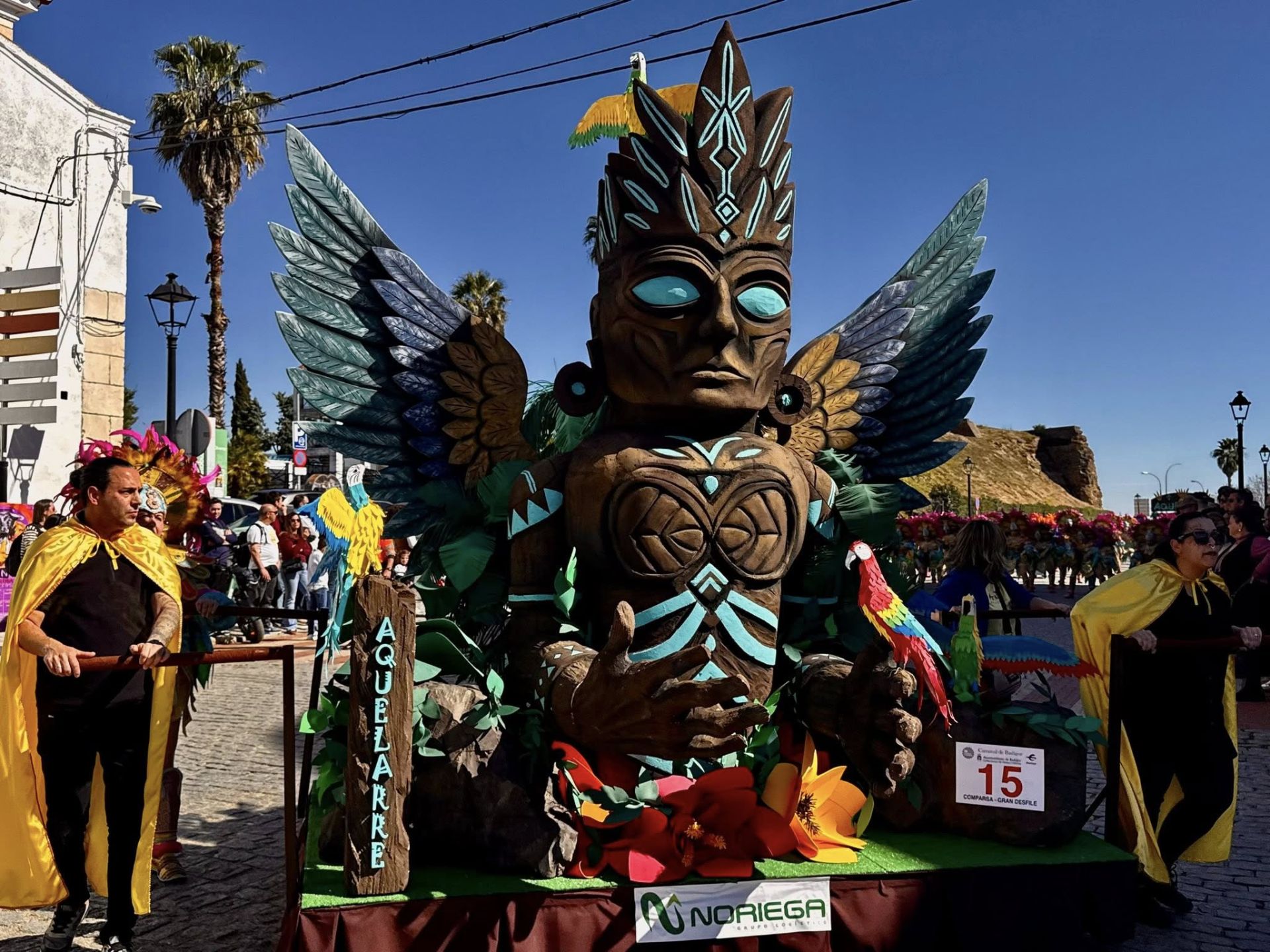 El gran desfile de comparsas llena de alegría y color las calles de Olivenza