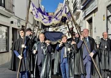 La Hermandad de la Misericordia recorre Olivenza con la procesión del Santo Entierro