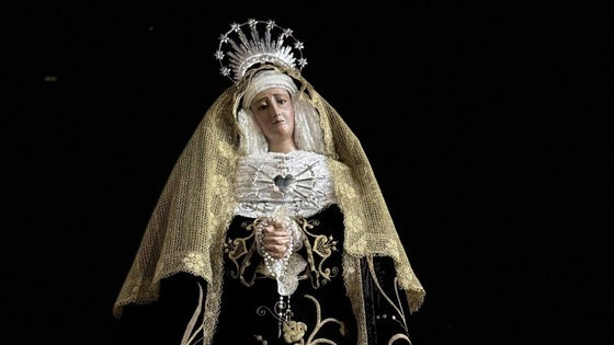 La procesión del Silencio sale en una madrugada de recogimiento
